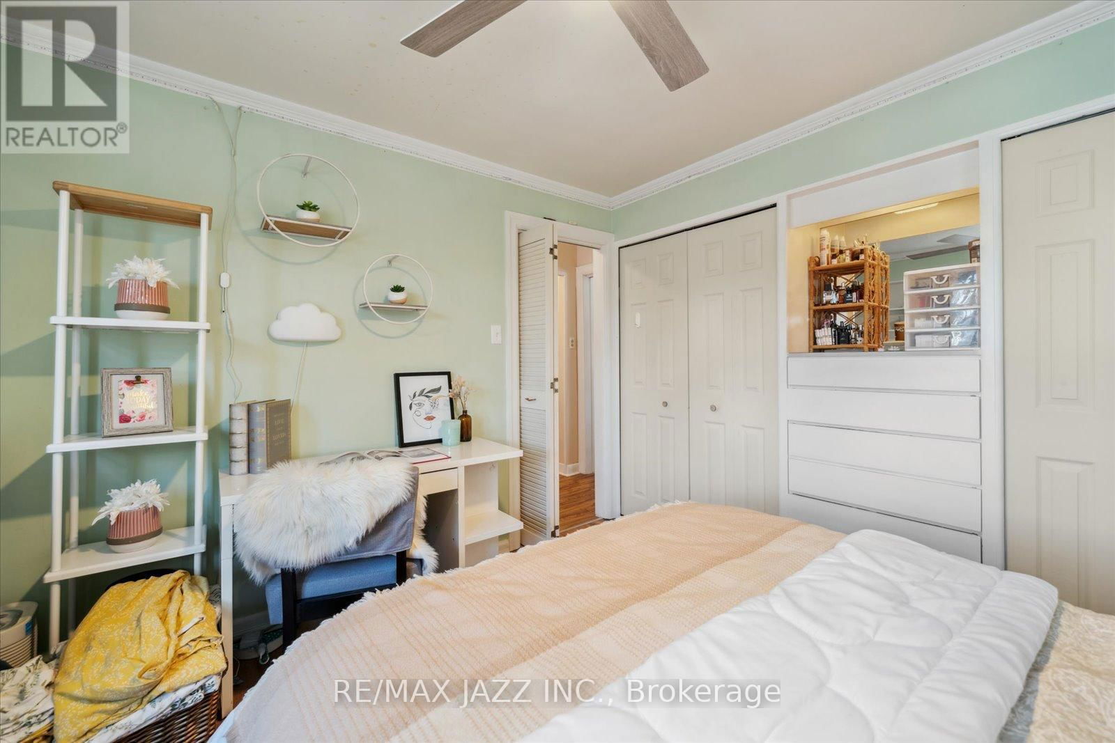640 MARY STREET NORTH Image 34