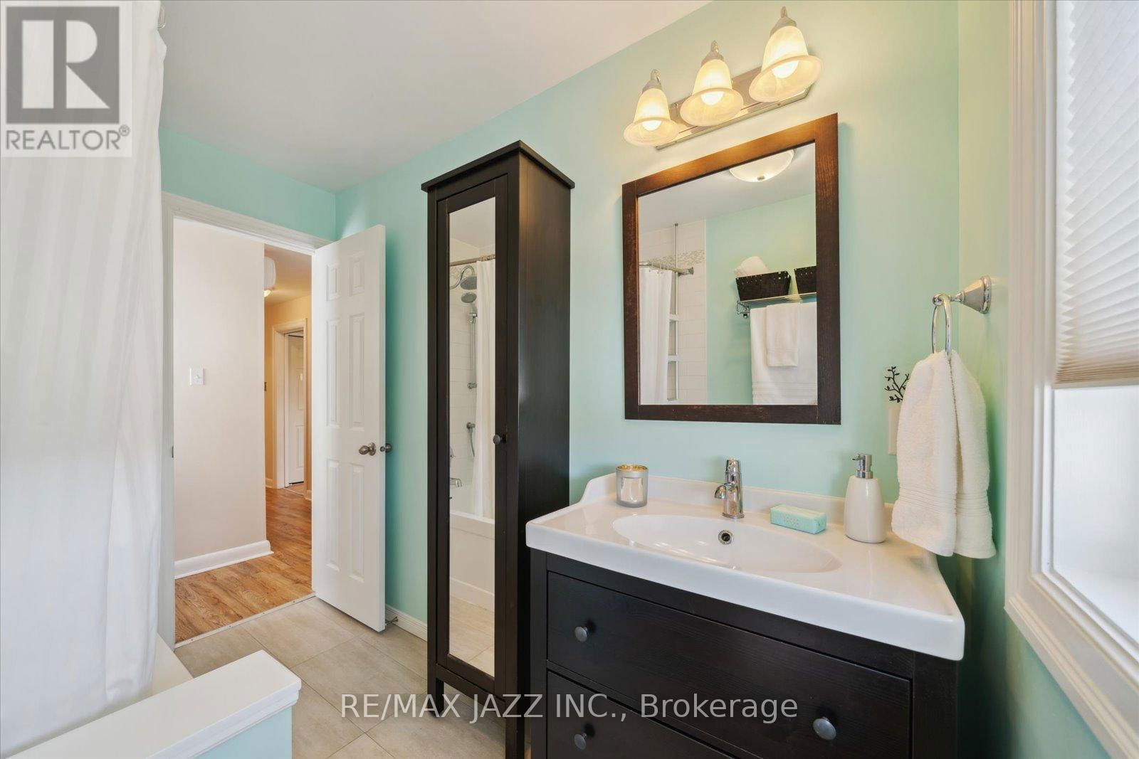 640 MARY STREET NORTH Image 36