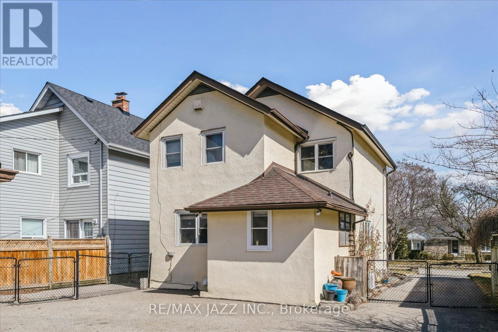 640 MARY STREET NORTH Image 43