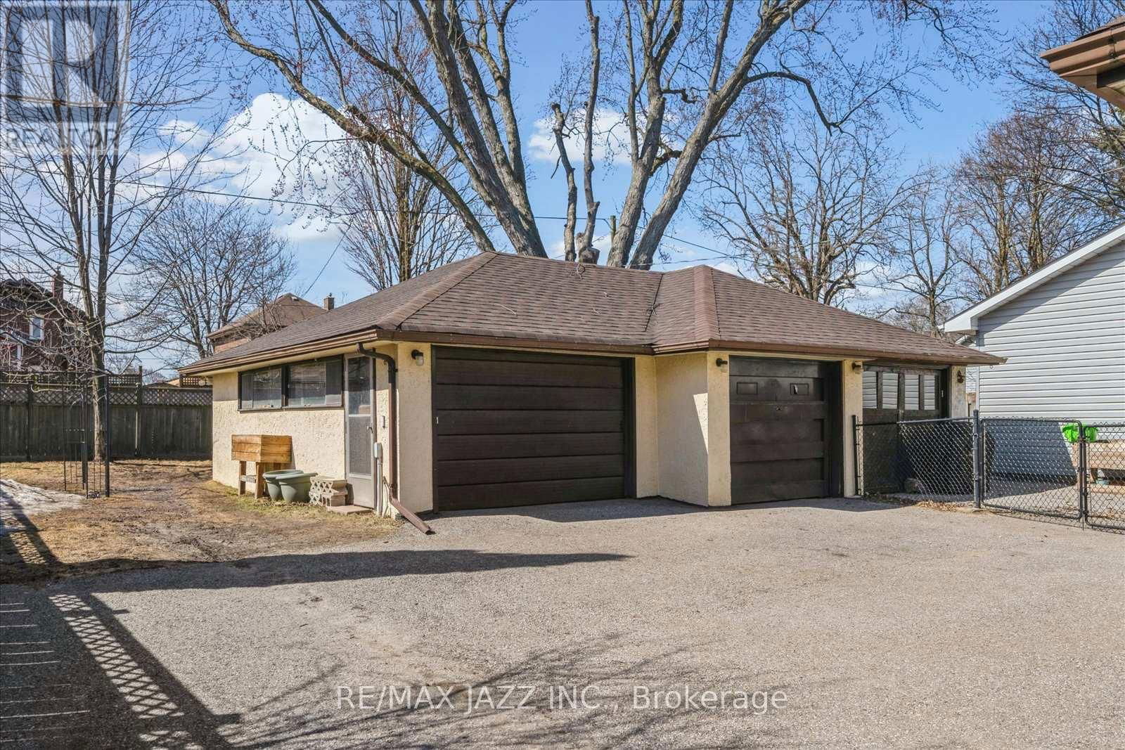 640 MARY STREET NORTH Image 44