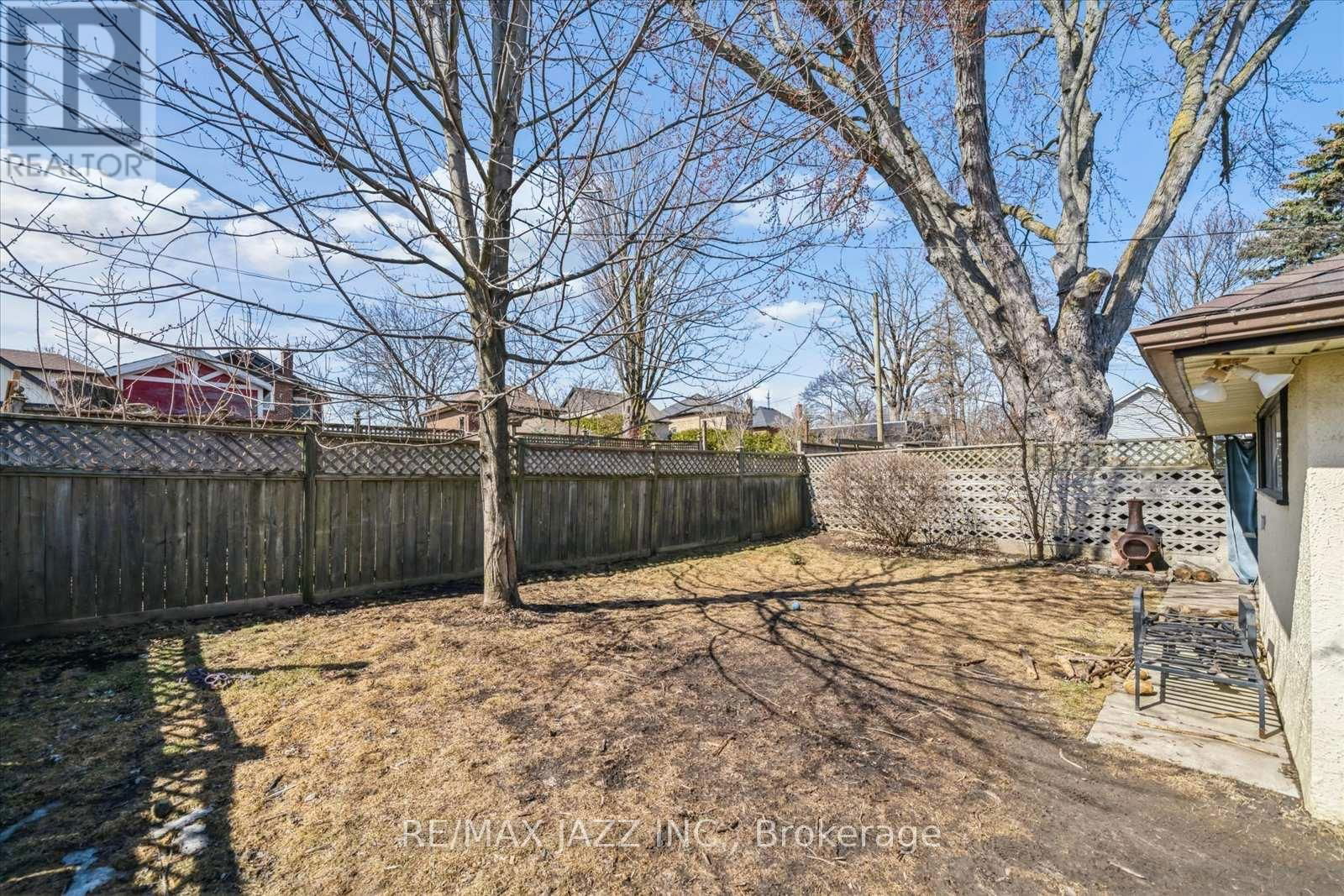 640 MARY STREET NORTH Image 45