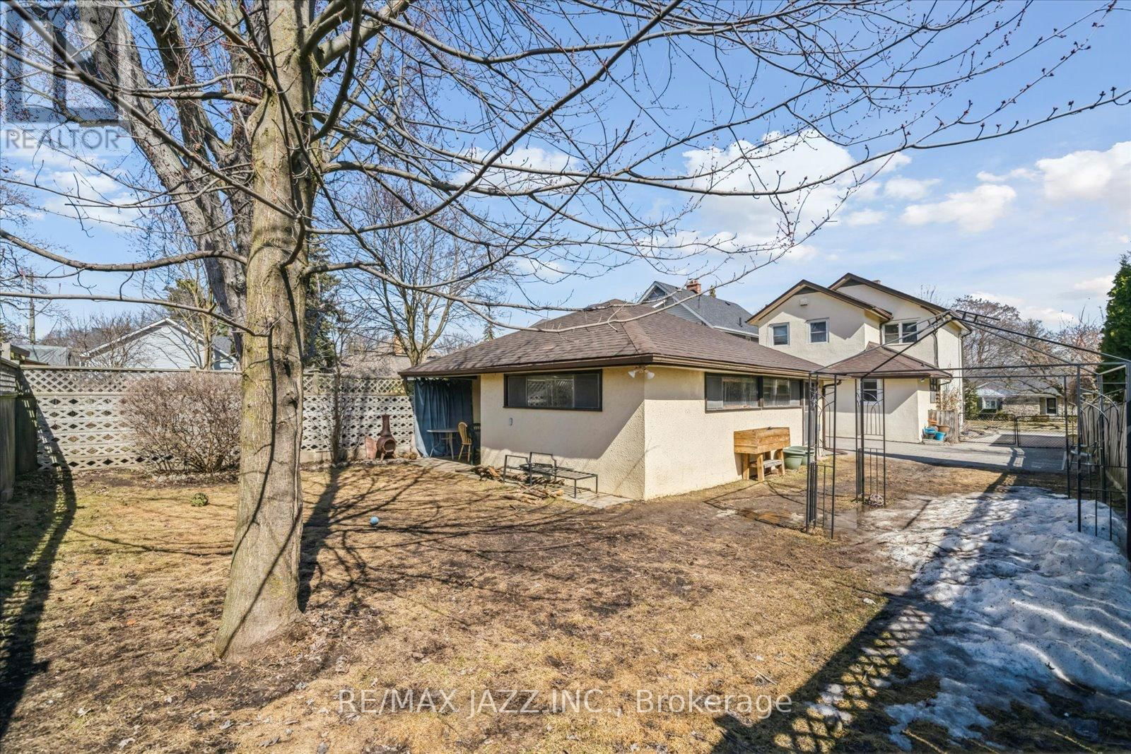 640 MARY STREET NORTH Image 46
