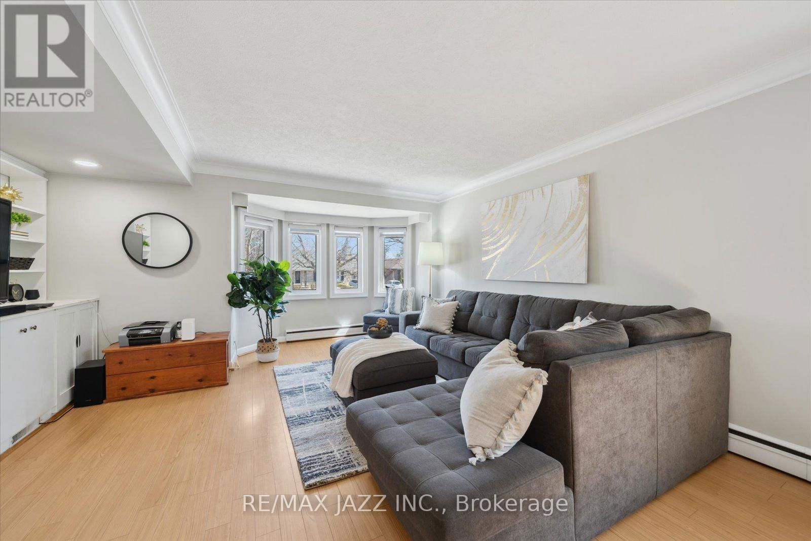 640 MARY STREET NORTH Image 9