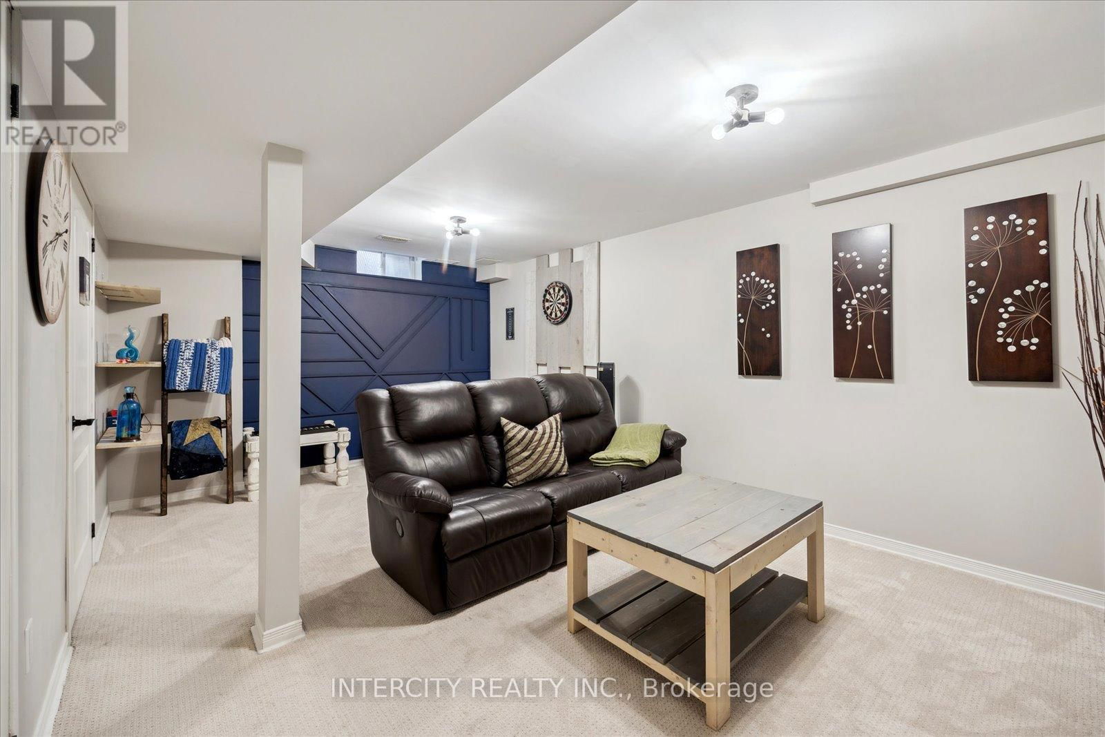 372 SPARROW CIRCLE Image 22