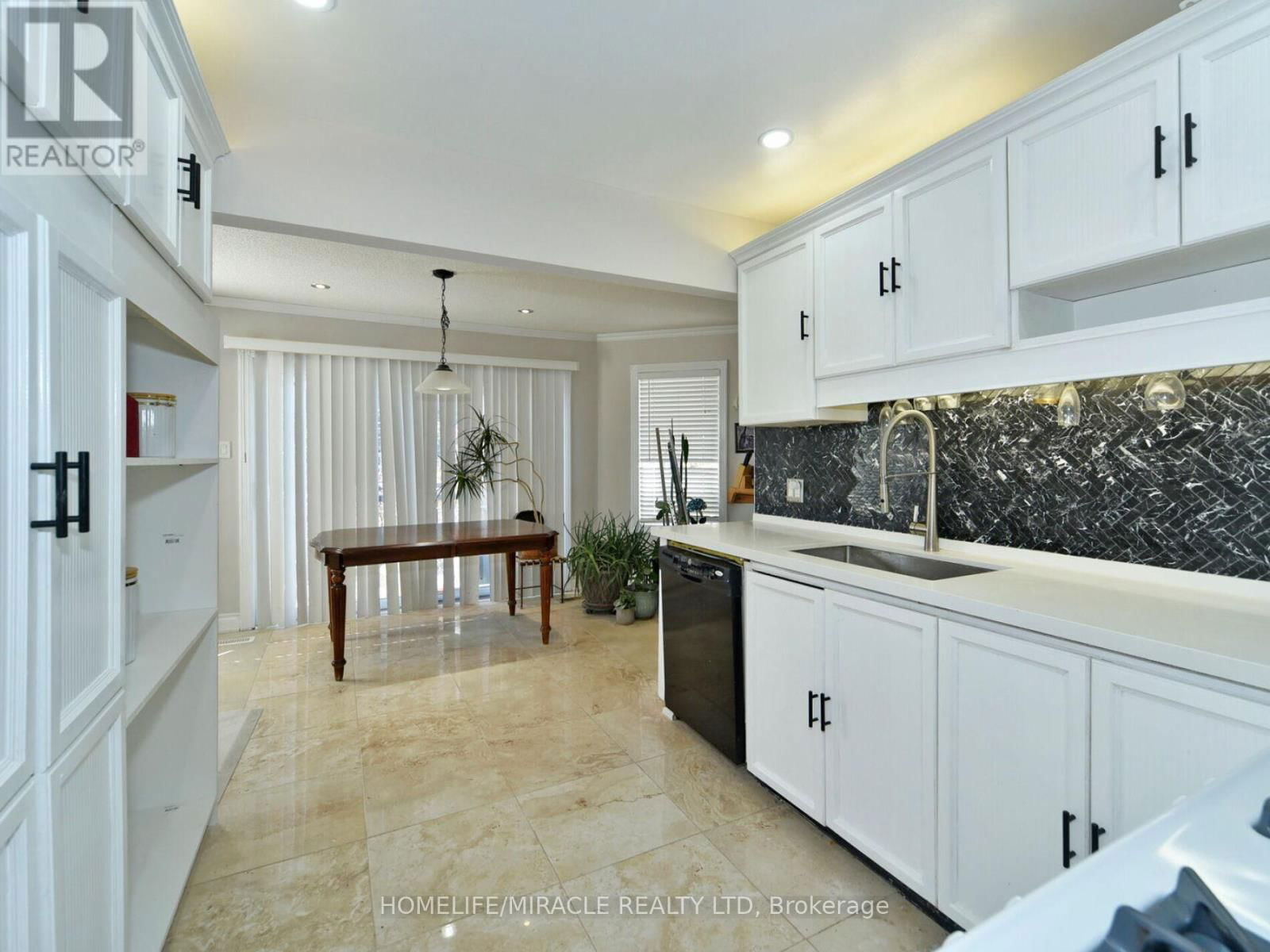 824 CROWELLS STREET Image 14