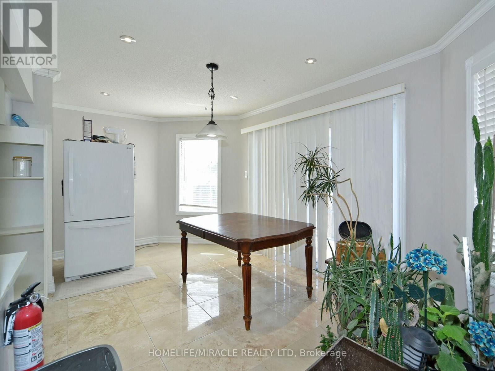 824 CROWELLS STREET Image 15