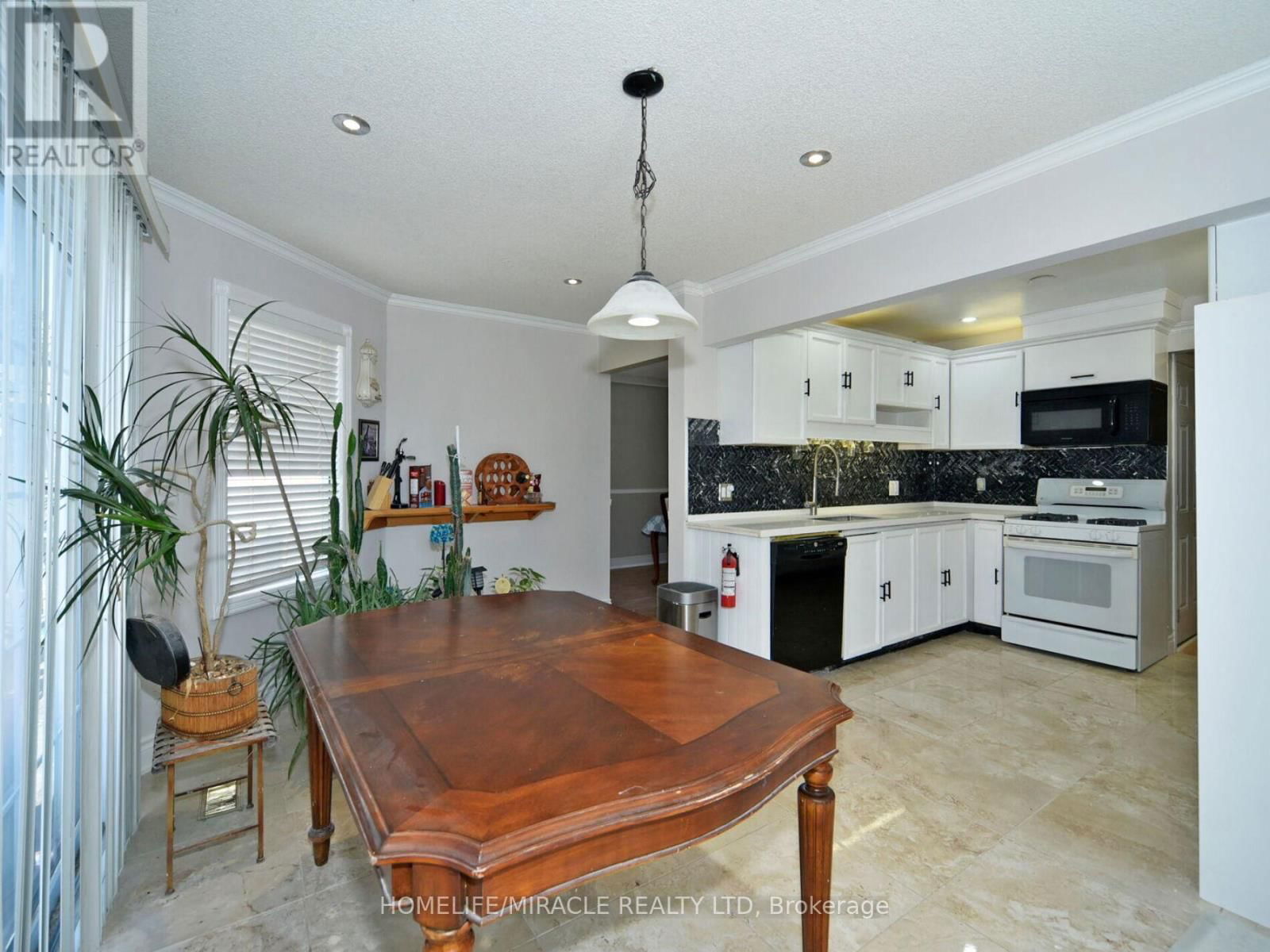 824 CROWELLS STREET Image 16