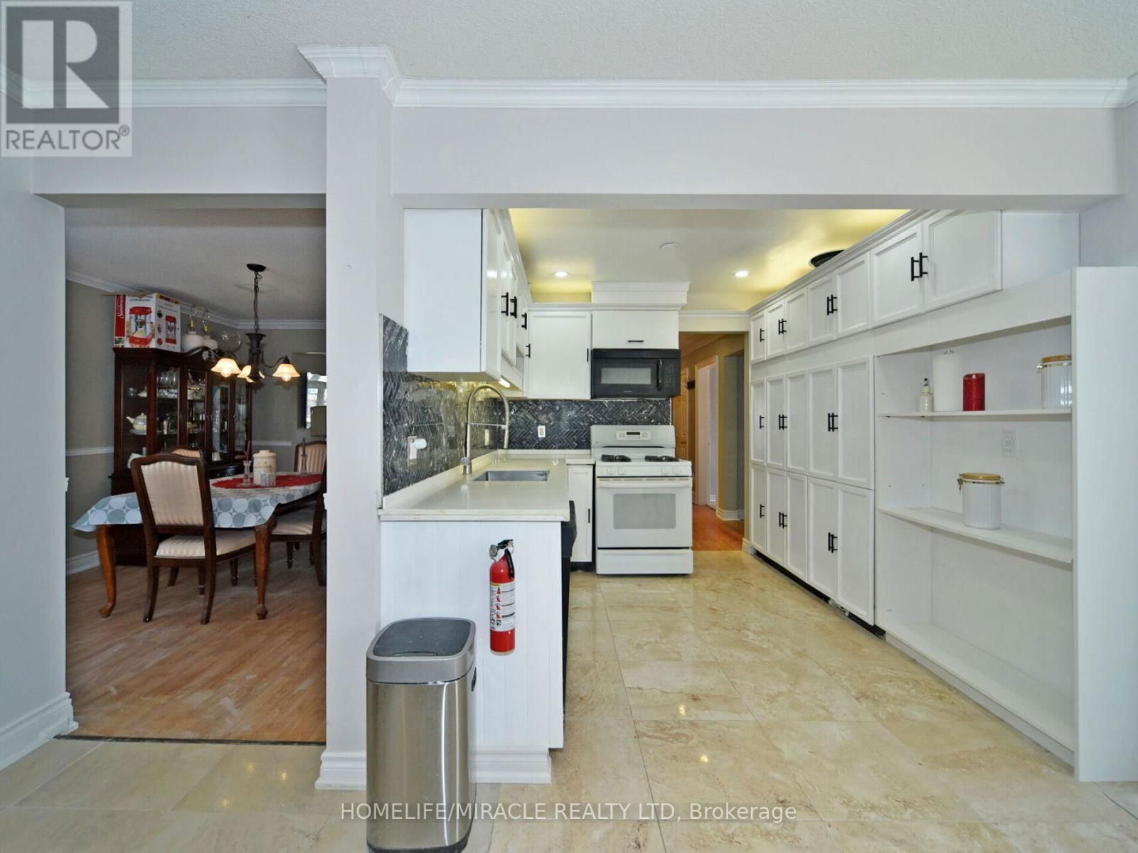 824 CROWELLS STREET Image 17