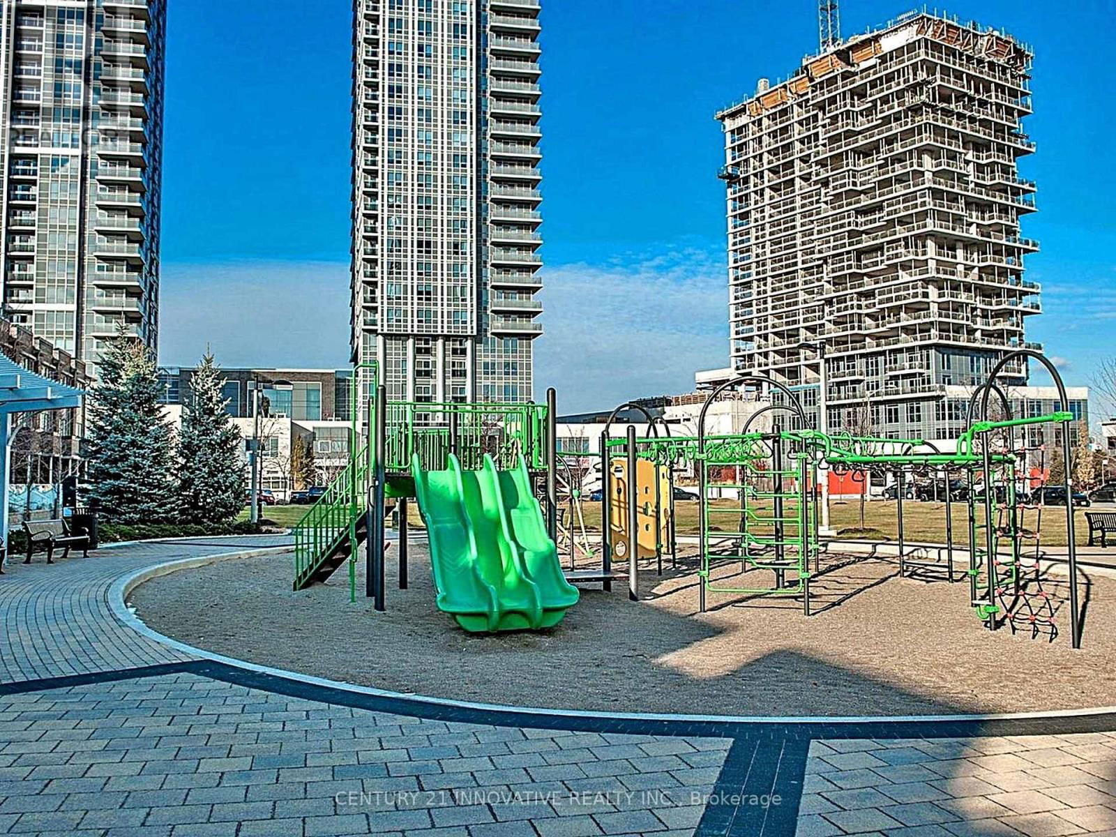 524 - 275 VILLAGE GREEN SQUARE Image 19