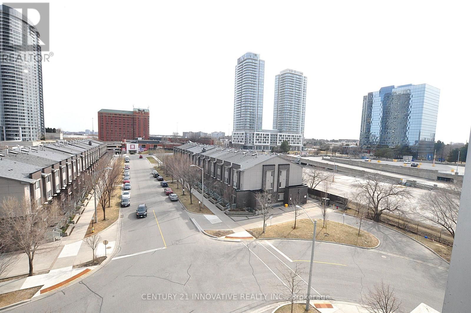 524 - 275 VILLAGE GREEN SQUARE Image 21