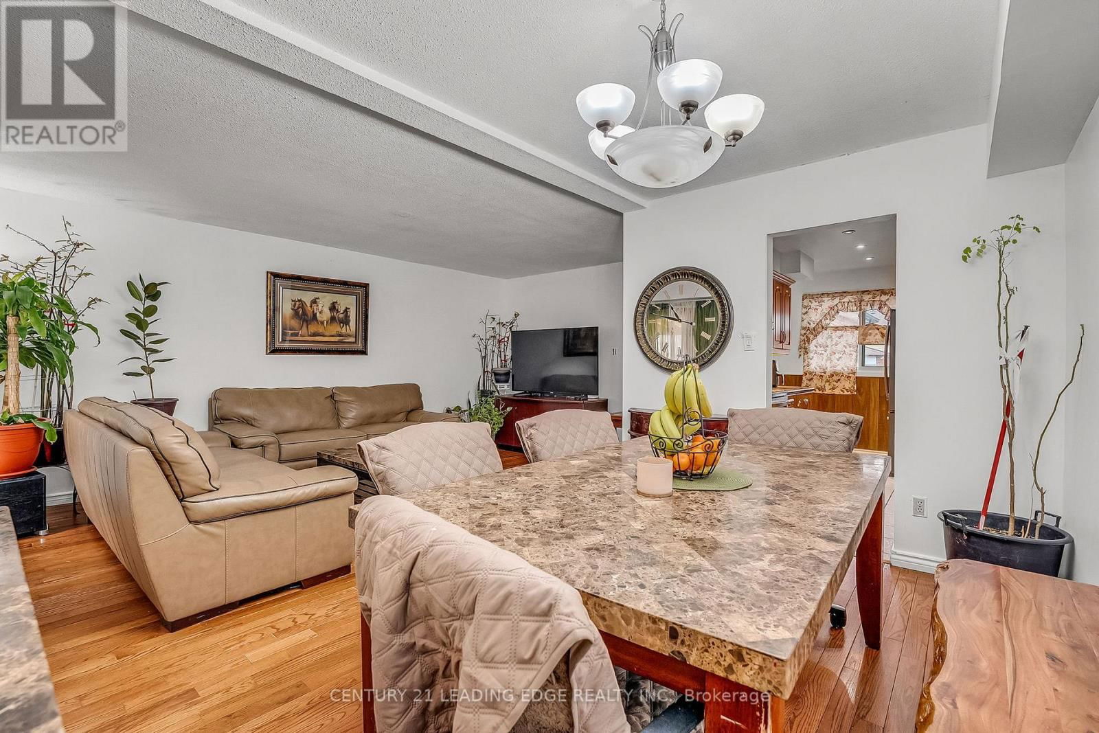 27 BRADSTONE SQUARE Image 17