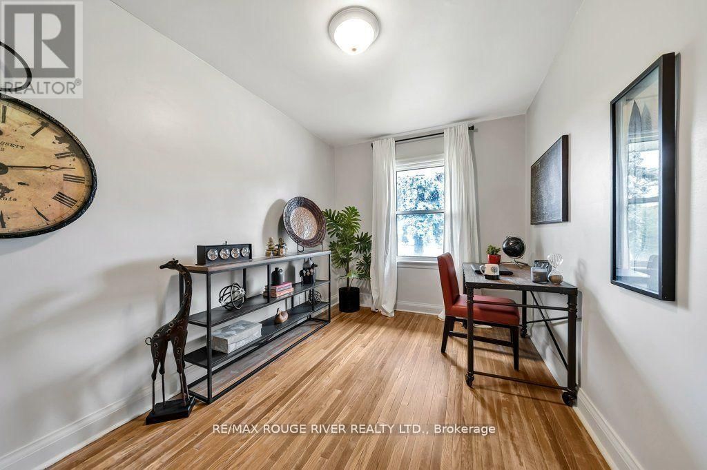 786 MARY STREET NORTH Image 12
