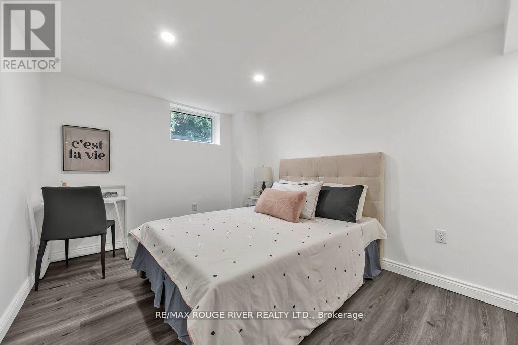 786 MARY STREET NORTH Image 32