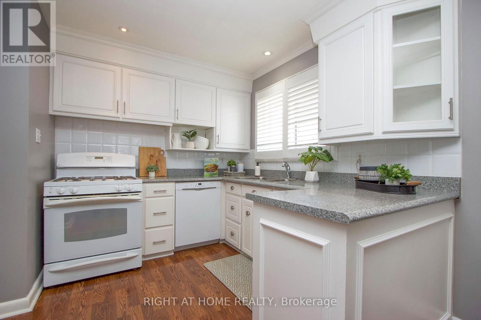 485 FAIRLEIGH AVENUE Image 12