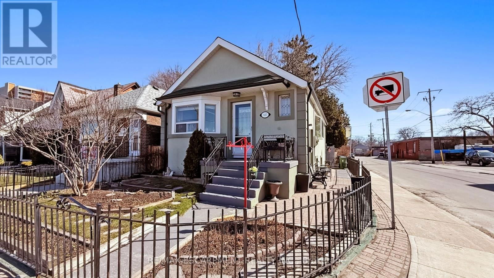 527 VICTORIA PARK AVENUE Image 1