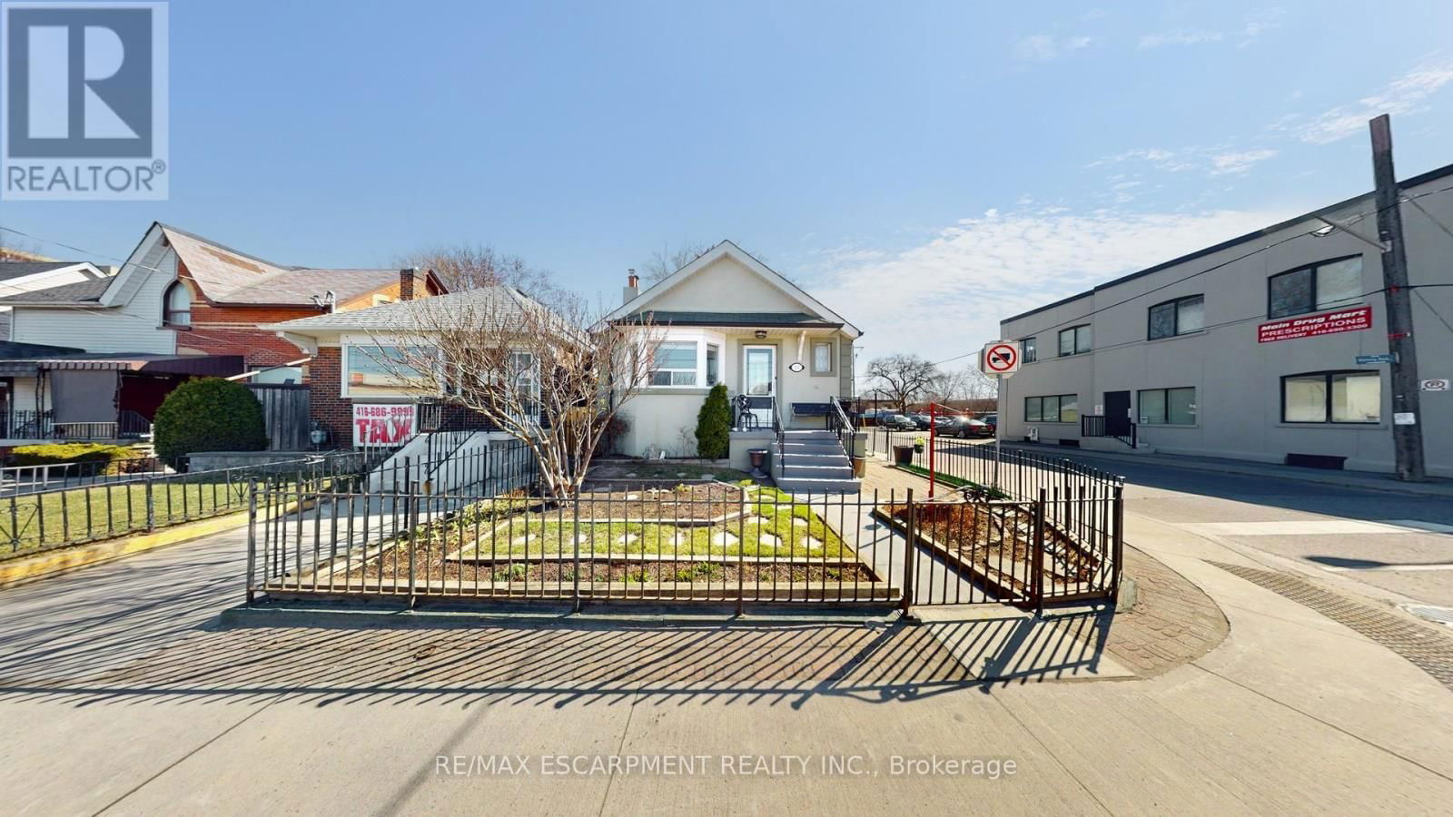 527 VICTORIA PARK AVENUE Image 2