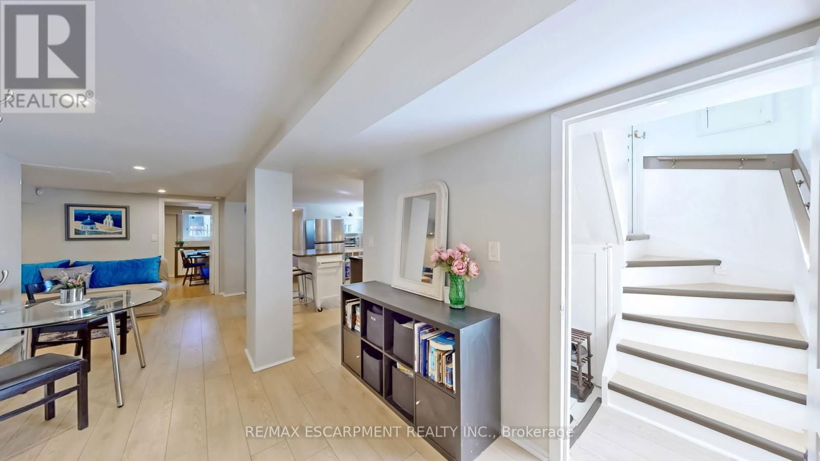 527 VICTORIA PARK AVENUE Image 24