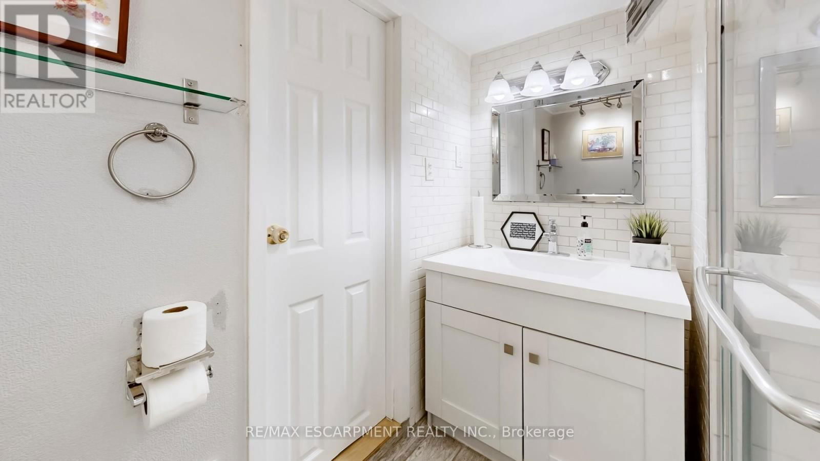 527 VICTORIA PARK AVENUE Image 34