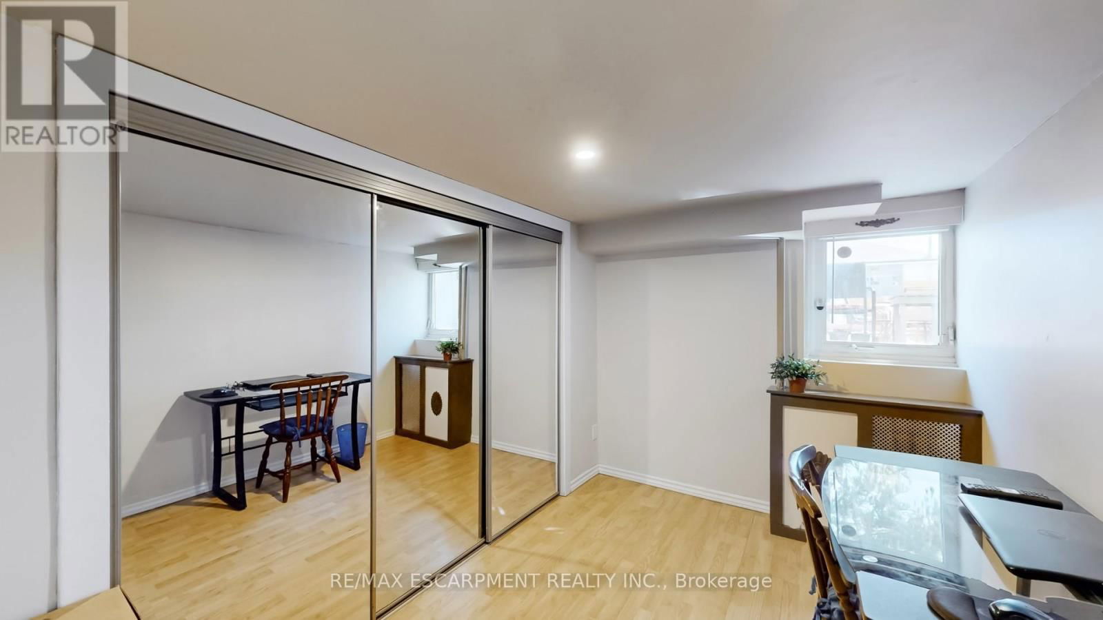 527 VICTORIA PARK AVENUE Image 38