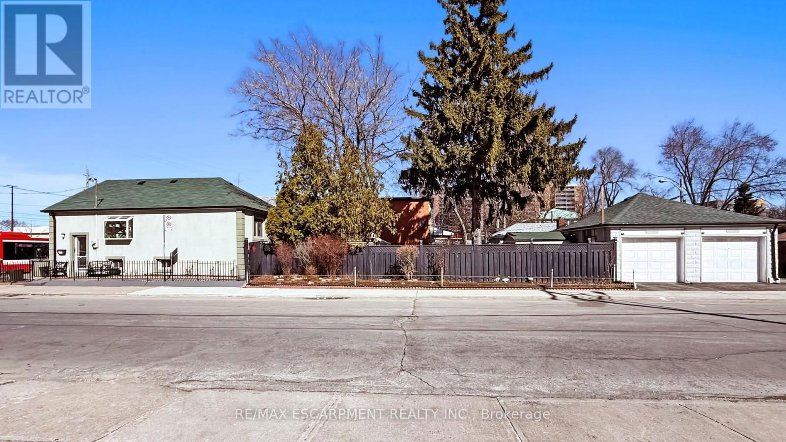 527 VICTORIA PARK AVENUE Image 4