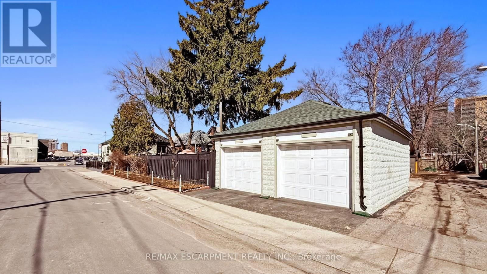 527 VICTORIA PARK AVENUE Image 5