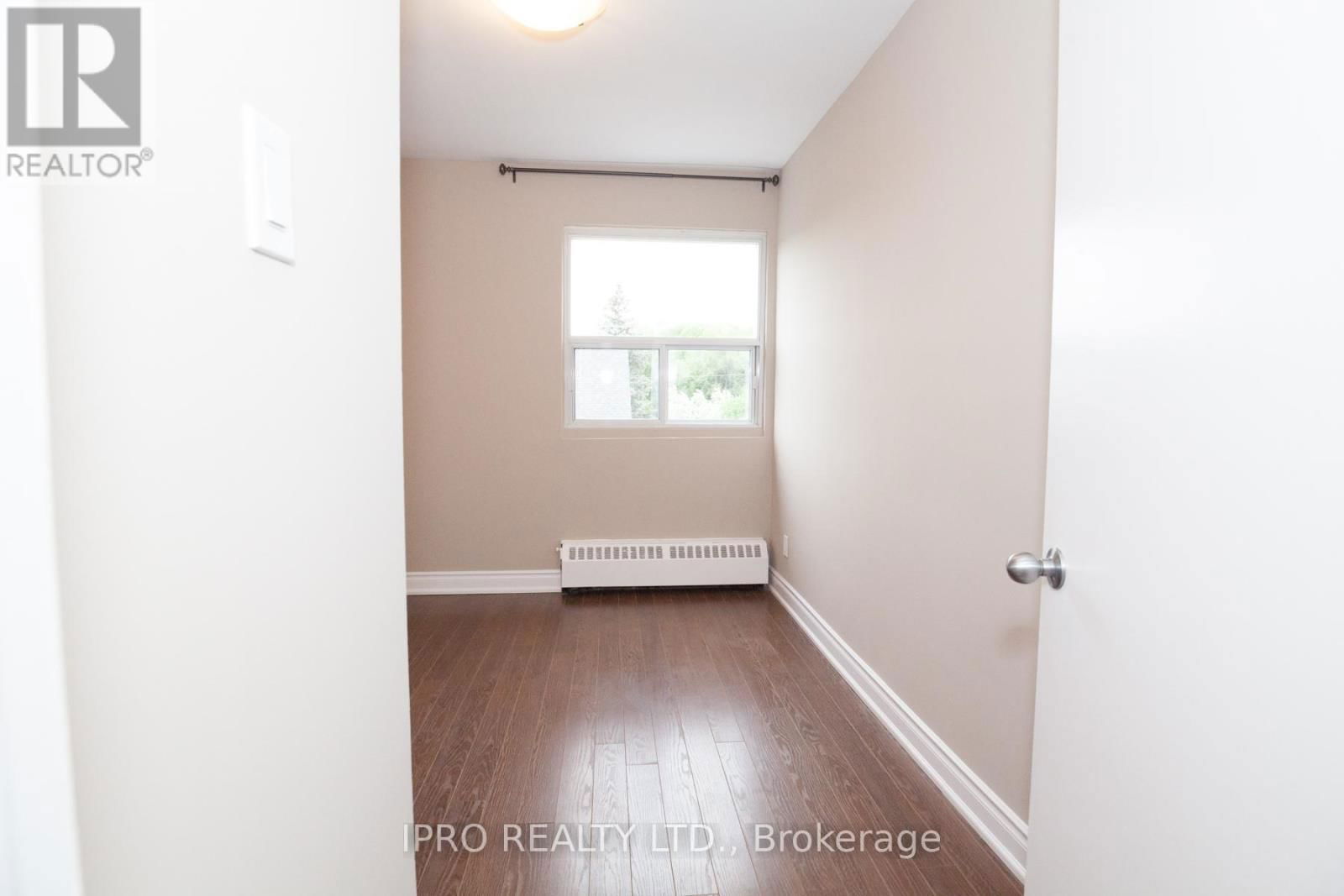 UPPER - B - 920 PAPE AVENUE Image 16