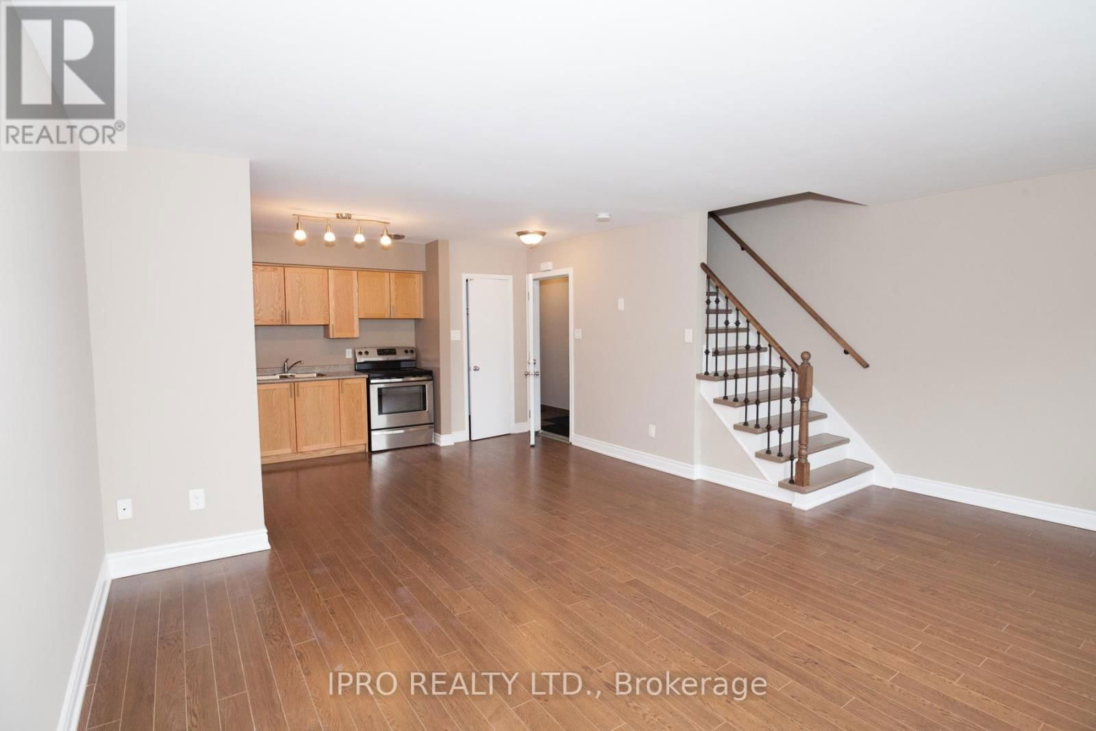 UPPER - B - 920 PAPE AVENUE Image 4