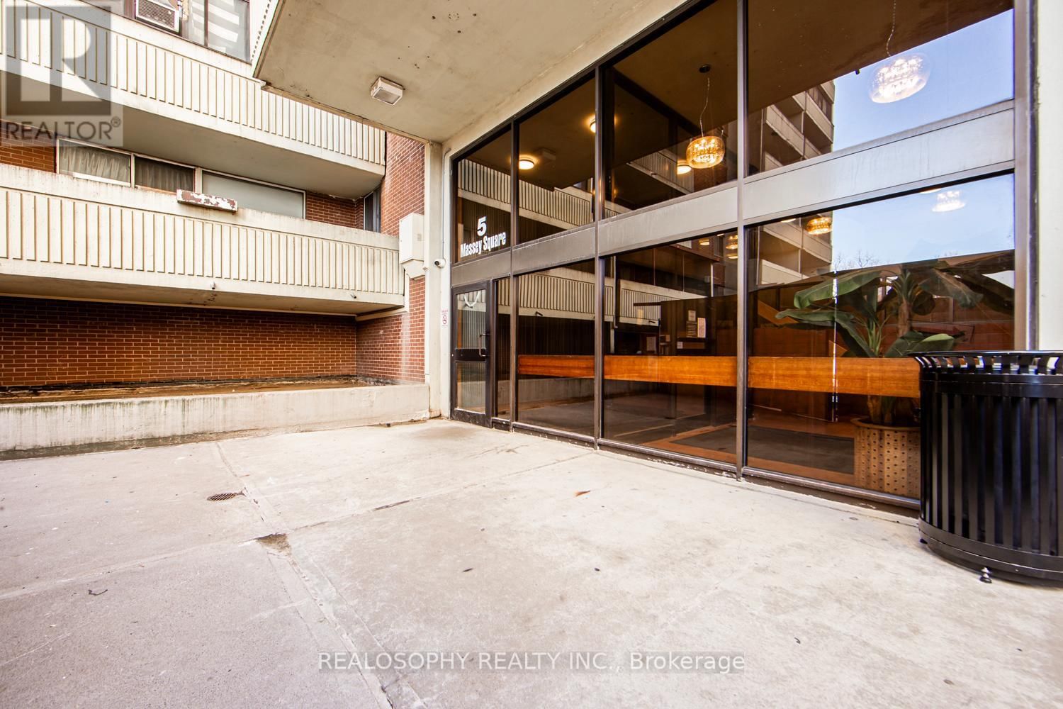 1514 - 5 MASSEY SQUARE Image 22