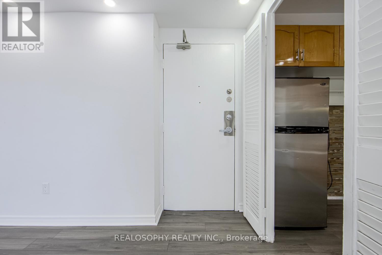 1514 - 5 MASSEY SQUARE Image 3