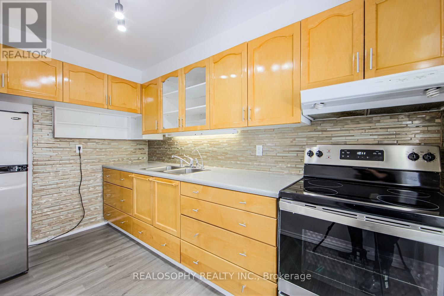 1514 - 5 MASSEY SQUARE Image 6