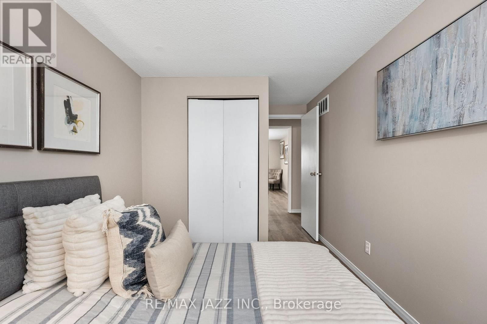 1 - 222 PEARSON STREET Image 14