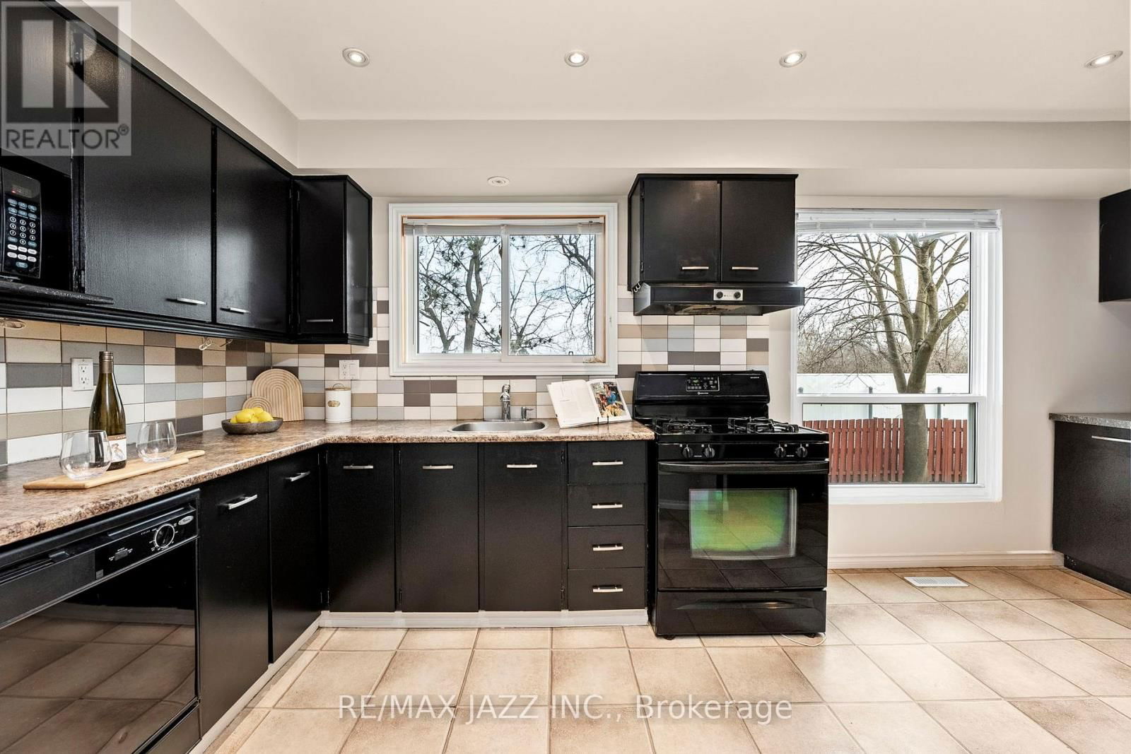 1 - 222 PEARSON STREET Image 9