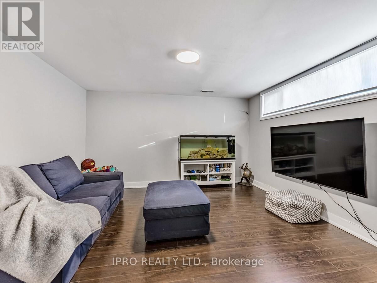 33 EVERETT CRESCENT Image 22