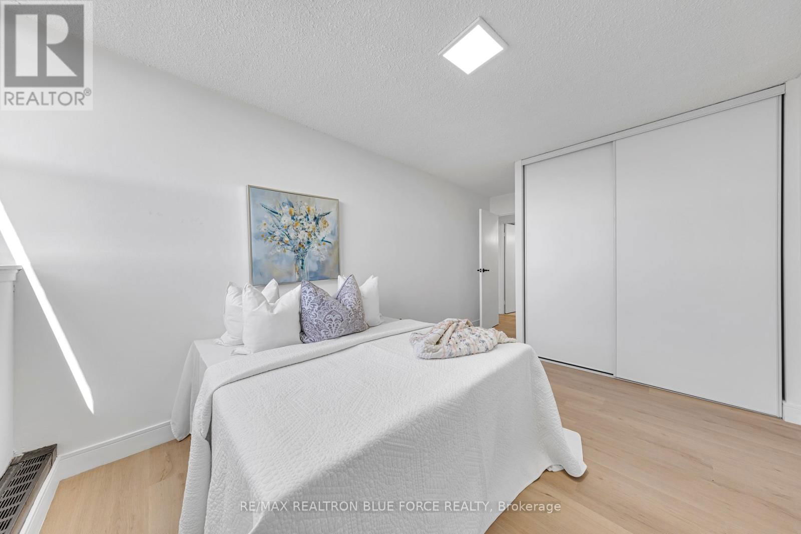 709 - 100 WINGARDEN COURT Image 17