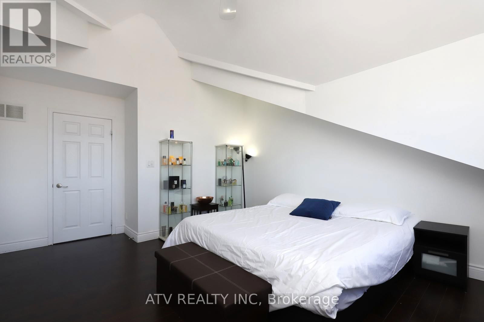 2523 GERRARD STREET EAST Image 16