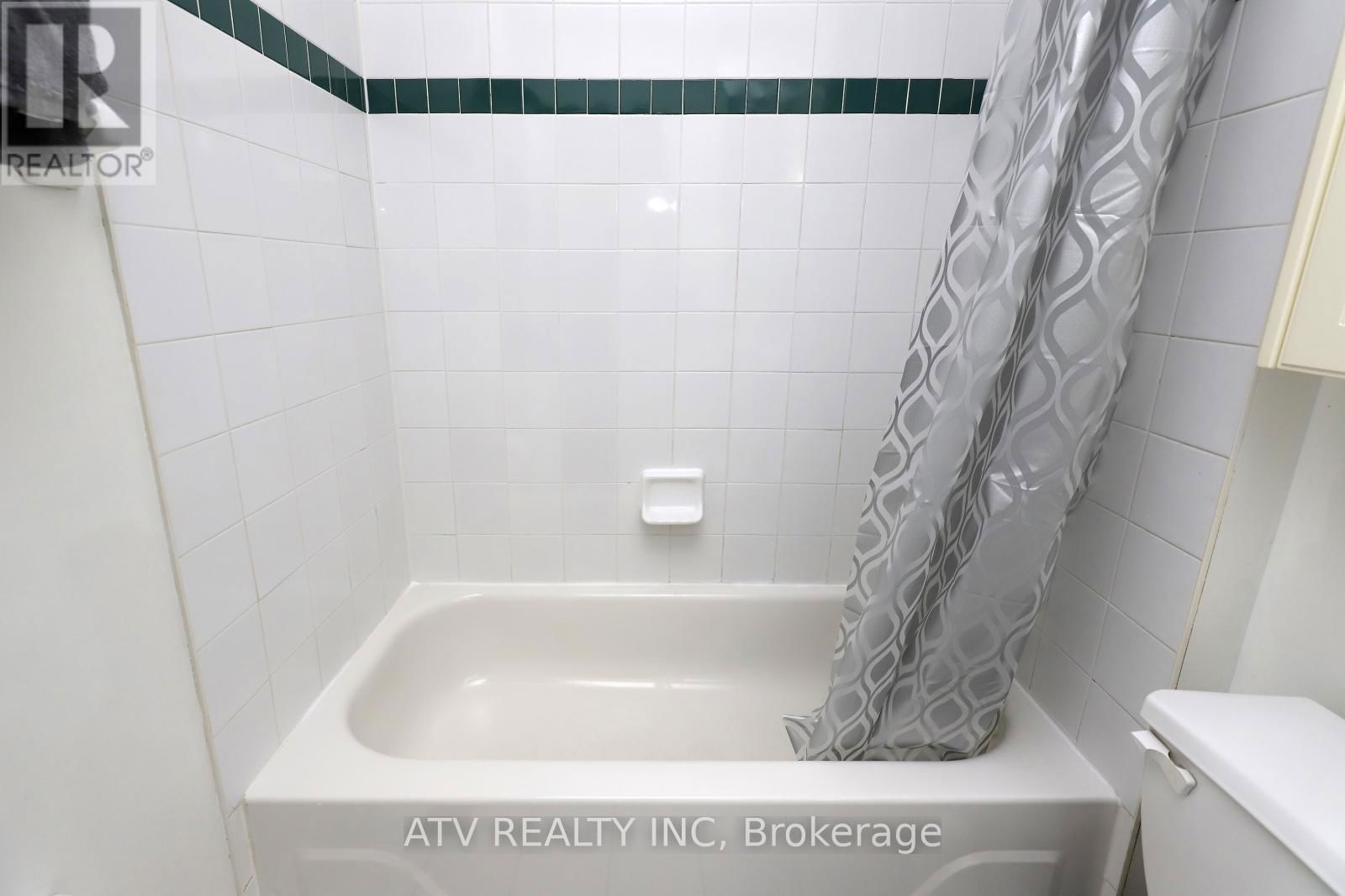 2523 GERRARD STREET EAST Image 18