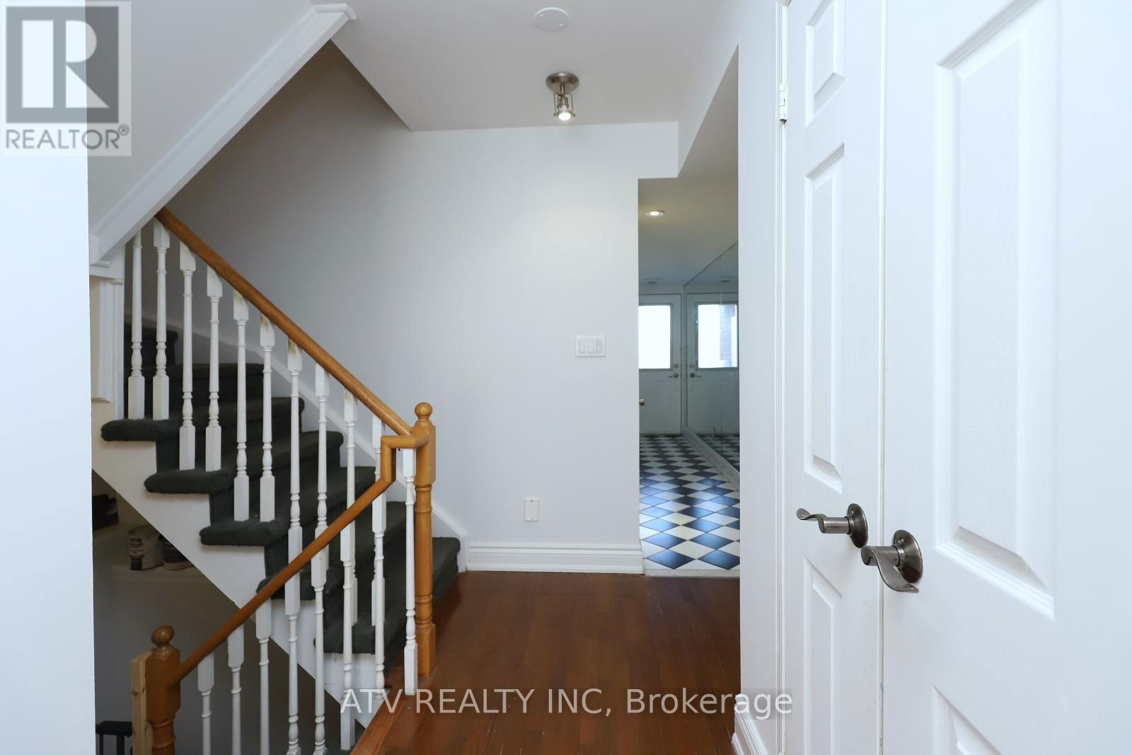 2523 GERRARD STREET EAST Image 29
