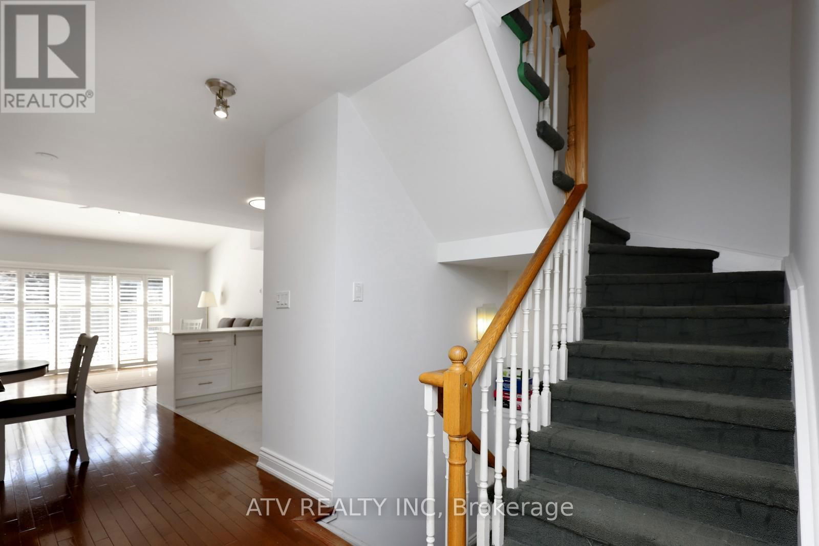 2523 GERRARD STREET EAST Image 30