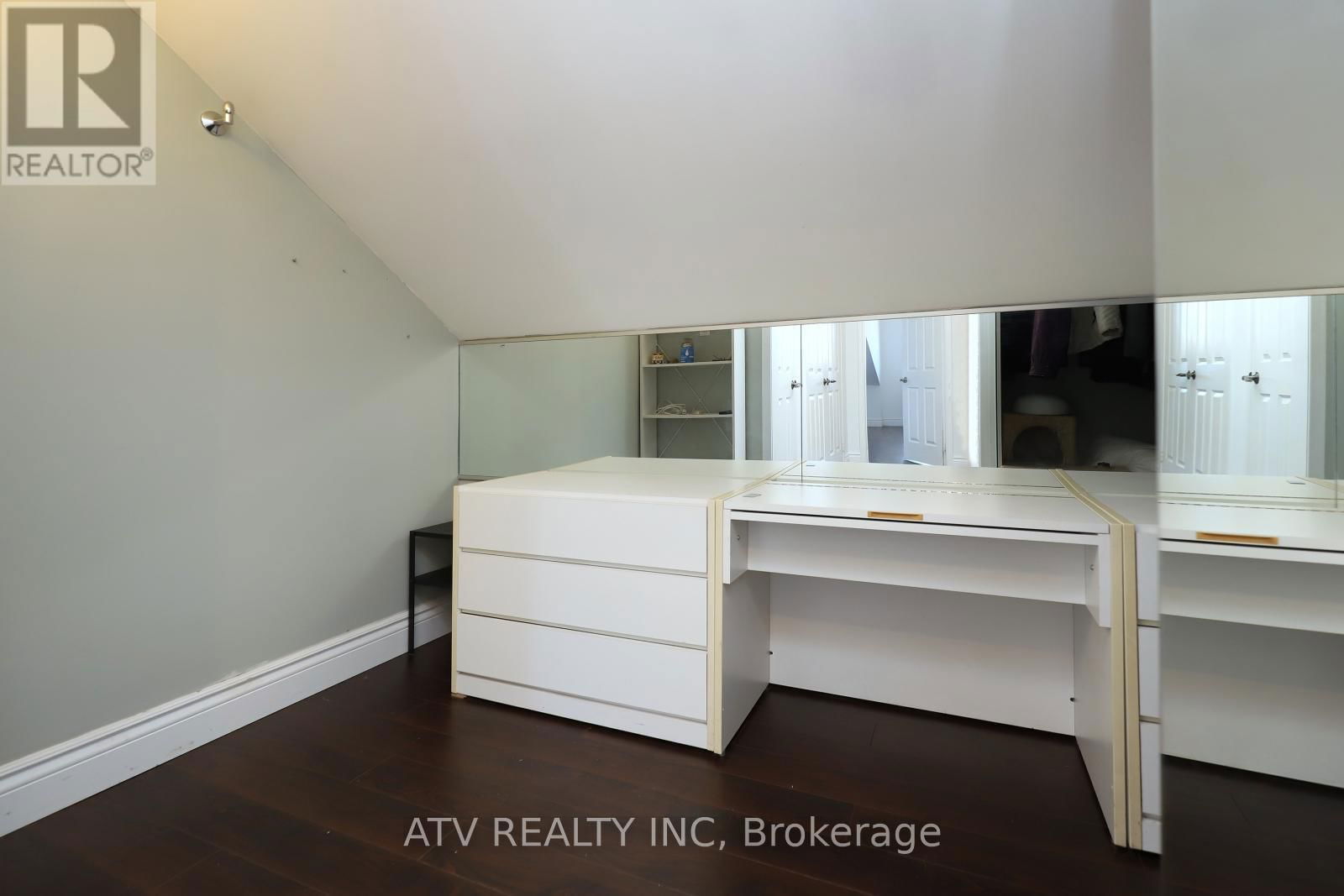 2523 GERRARD STREET EAST Image 35