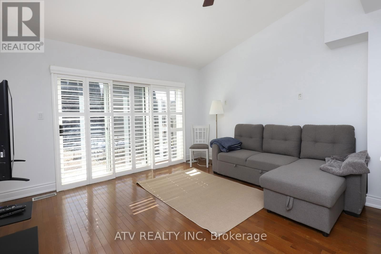 2523 GERRARD STREET EAST Image 8