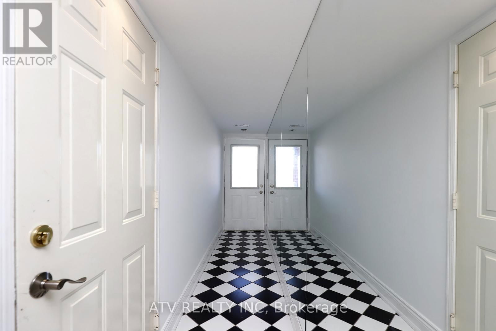 2523 GERRARD STREET EAST Image 9