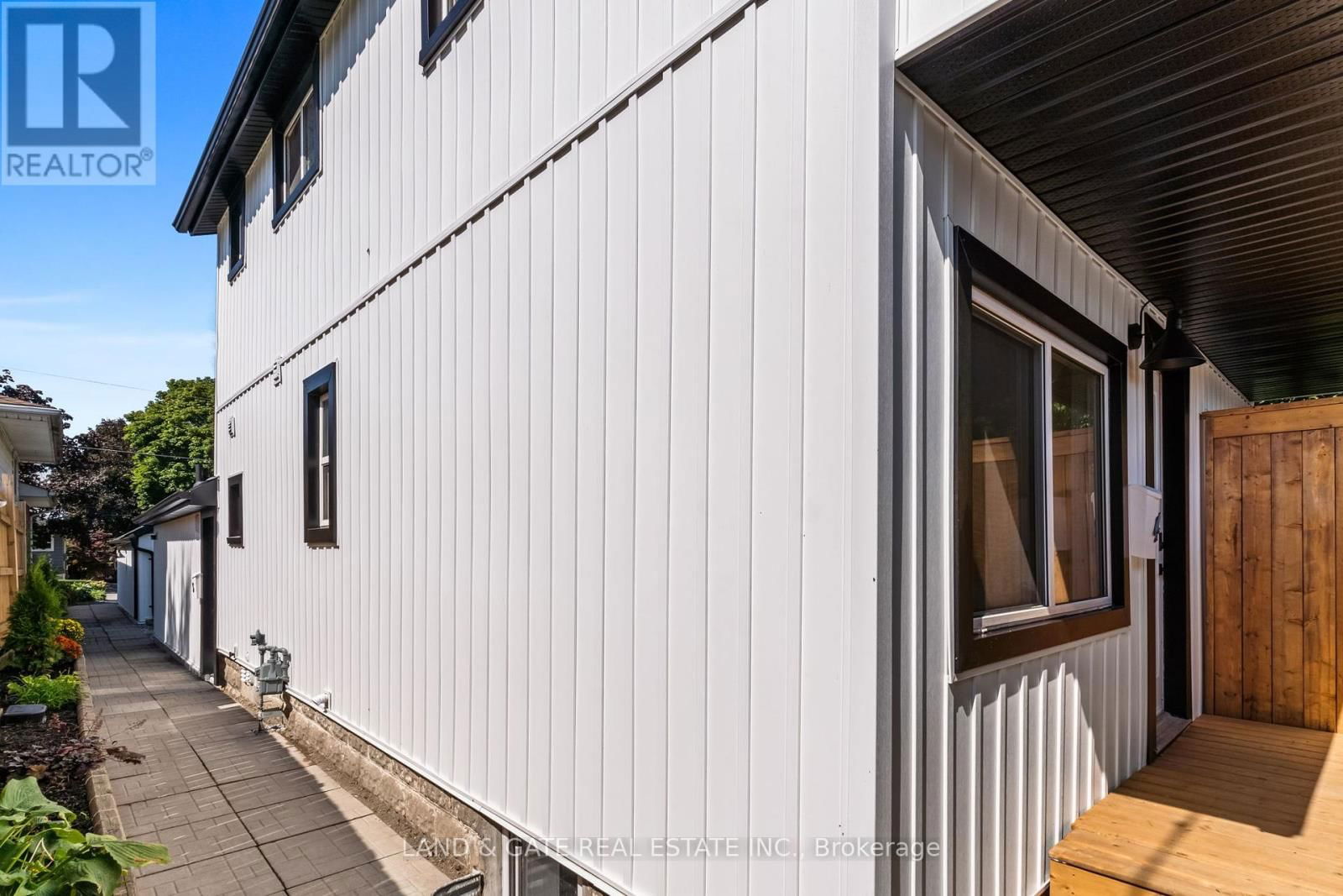 4 - 477 MONTRAVE AVENUE Image 14