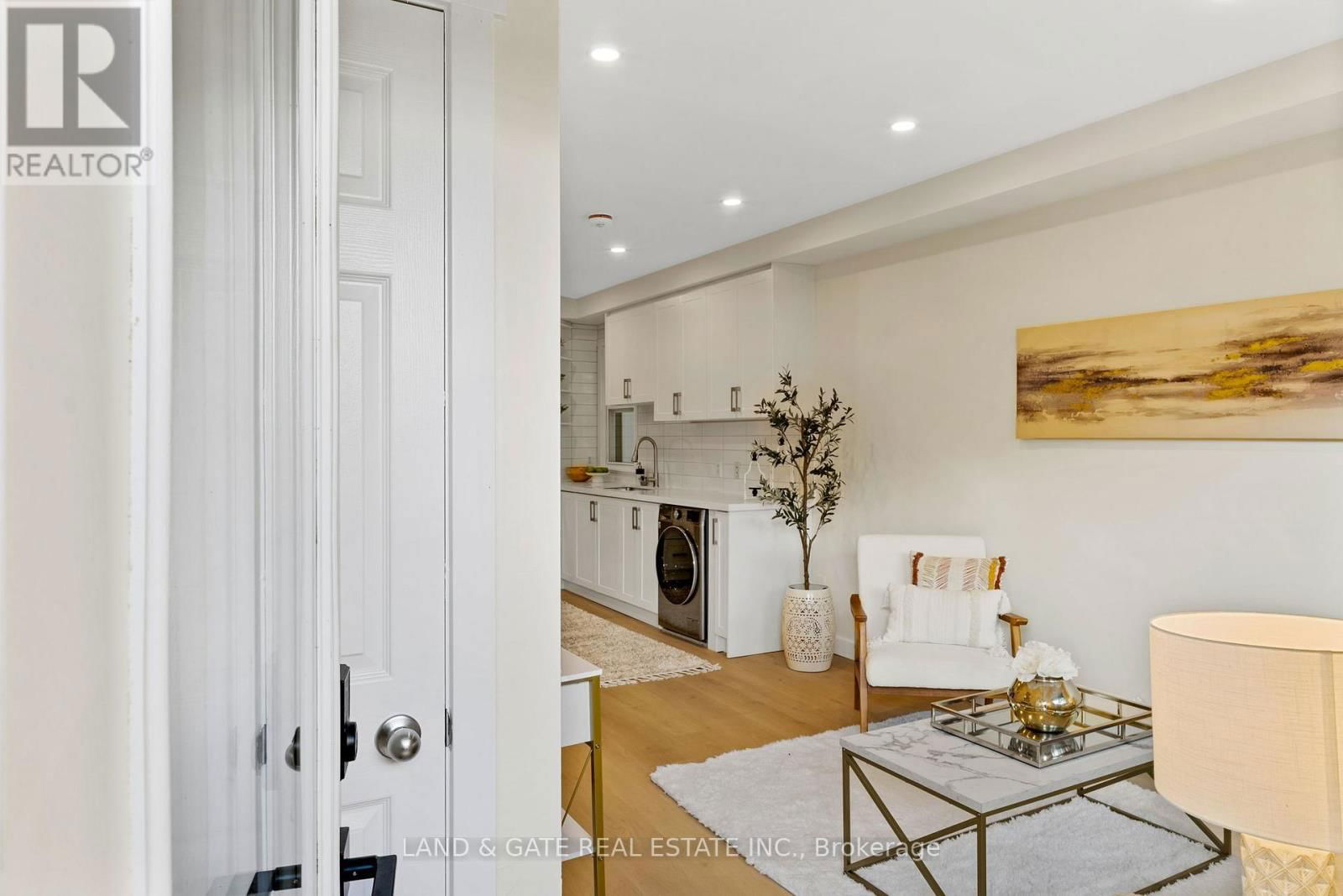 4 - 477 MONTRAVE AVENUE Image 2
