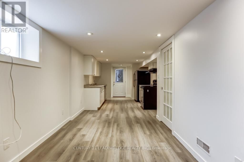 Lower - 104 LESLIE STREET Image 13