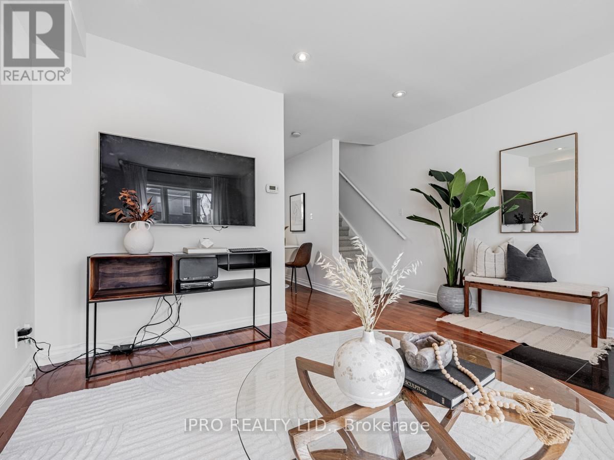 22 QUEENSDALE AVENUE Image 10