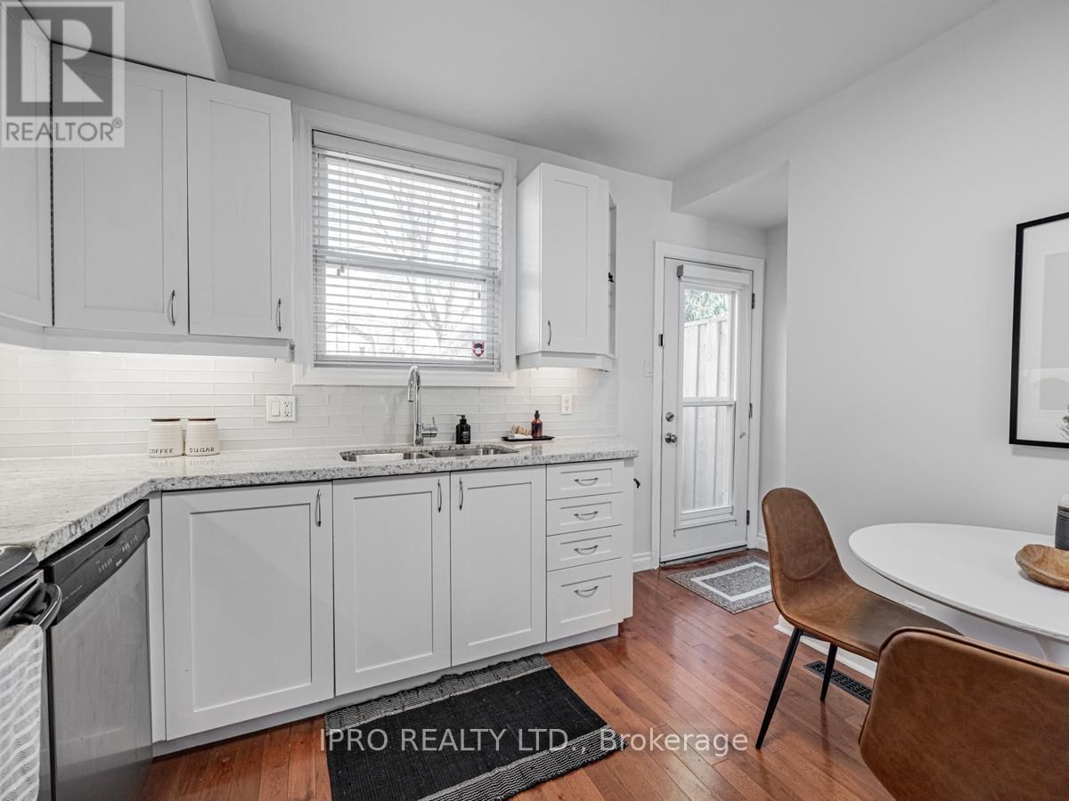 22 QUEENSDALE AVENUE Image 14