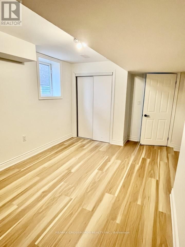1053 CAMEO STREET Image 11