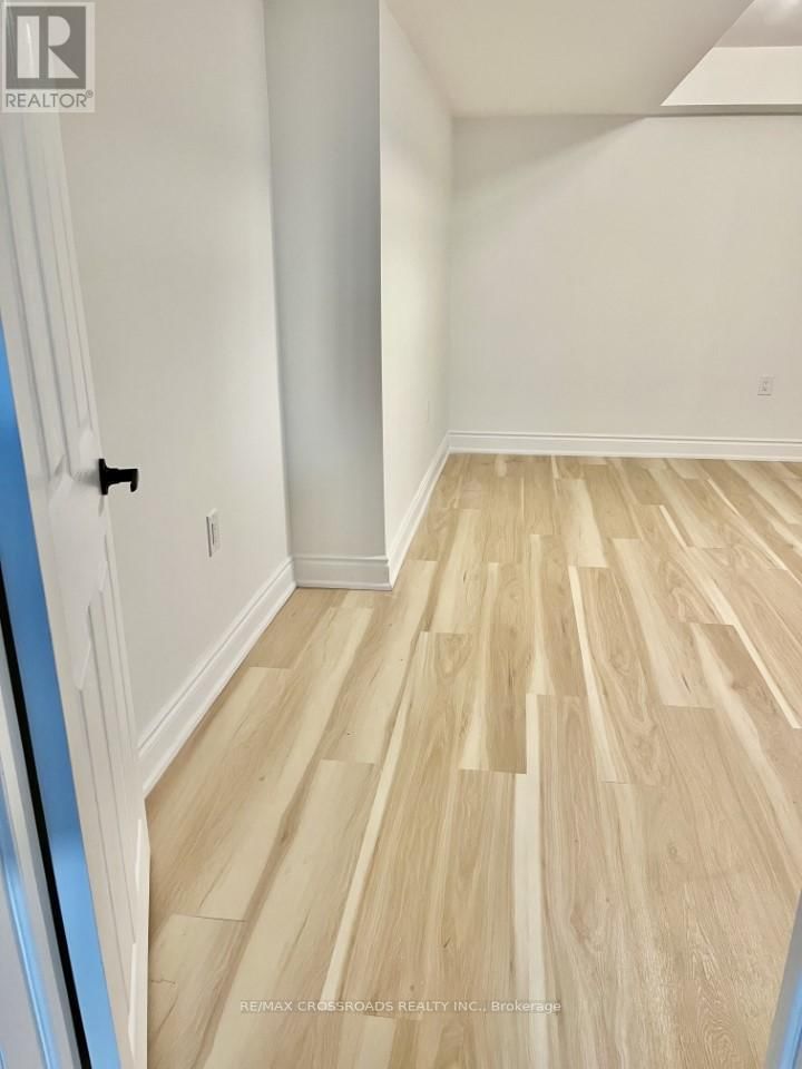 1053 CAMEO STREET Image 12