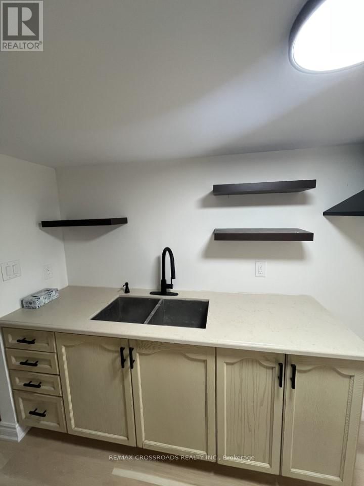 1053 CAMEO STREET Image 5