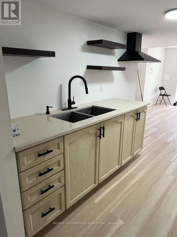 1053 CAMEO STREET Image 6